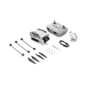 Paquete completo de accesorios del DJI Mini 3 Fly More Combo. Incluye 1 DJI Mini 3 Drone, 1 Control Remoto DJI RC-N1, cables DJI RC-N1 RC con conectores USB Tipo C, Lightning y micro-USB estándar, 1 Batería de Vuelo Inteligente, 1 par de Hélices de Repuesto, 6 Tornillos de Repuesto, 1 Destornillador, 1 Protector del Estabilizador, y 1 Cable PD Tipo C a Tipo C. Perfecto para entusiastas de drones en Colombia buscando un kit completo para sus aventuras aéreas